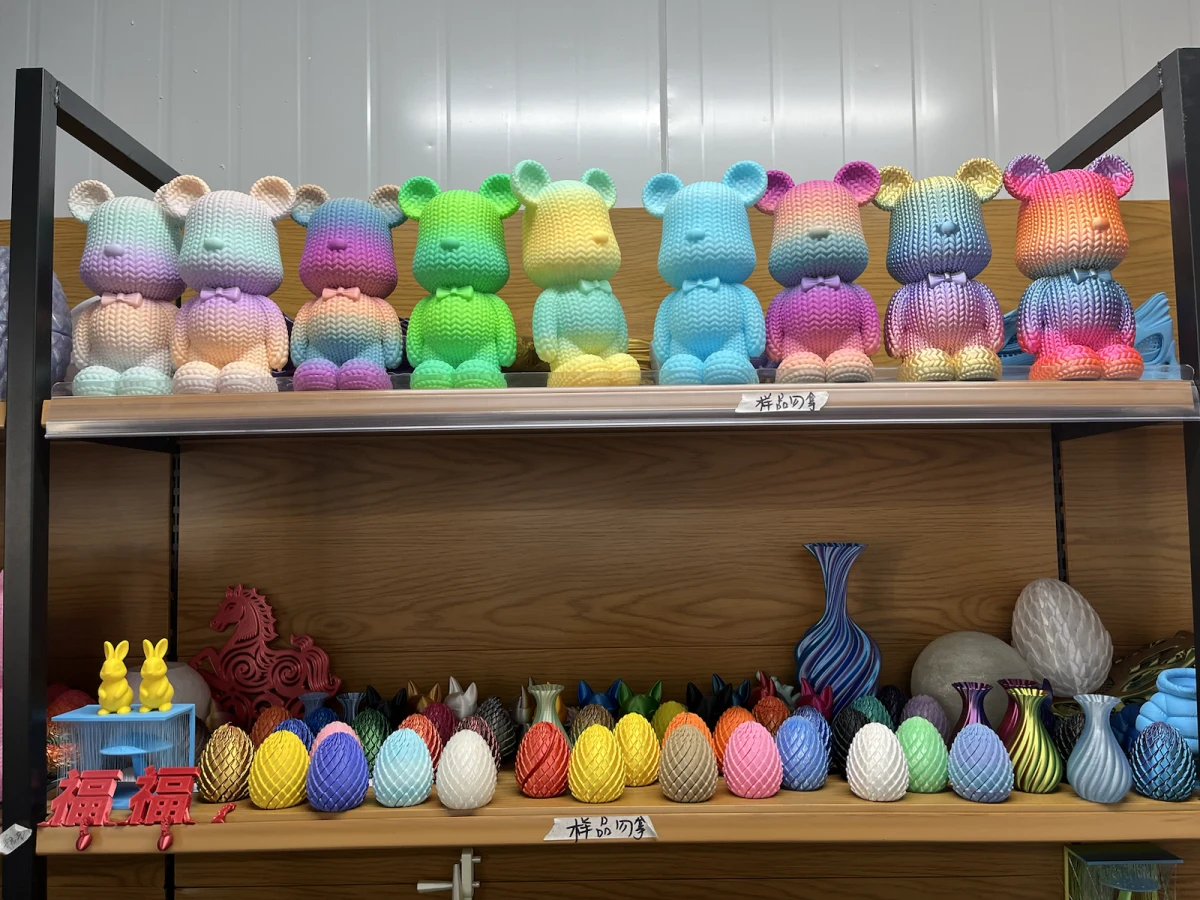 Regale mit farbigen 3D-gedruckten Mustermodellen
