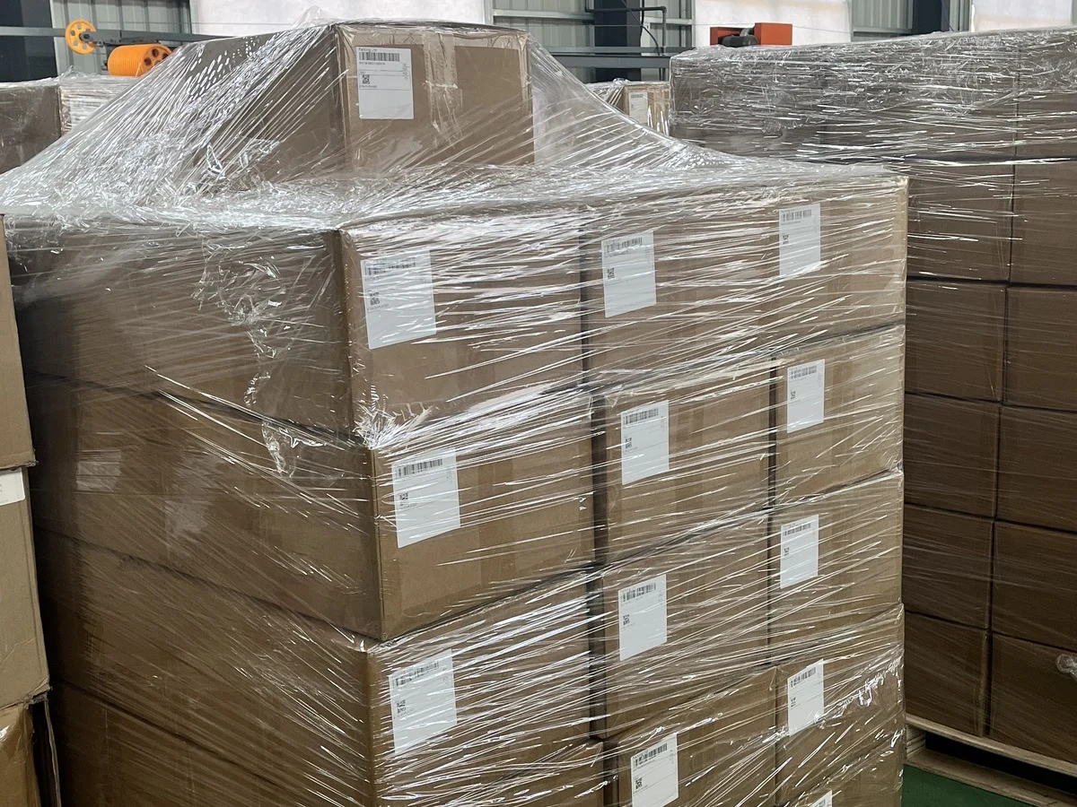 Verpackte Paletten mit DD3-Exportkartons vor dem Versand