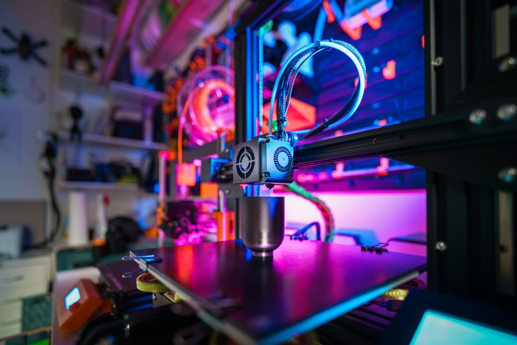 彩色灯光下的现代 3D 打印机