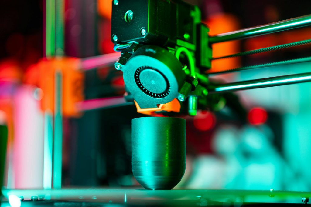霓虹灯下工作的 3D 打印机