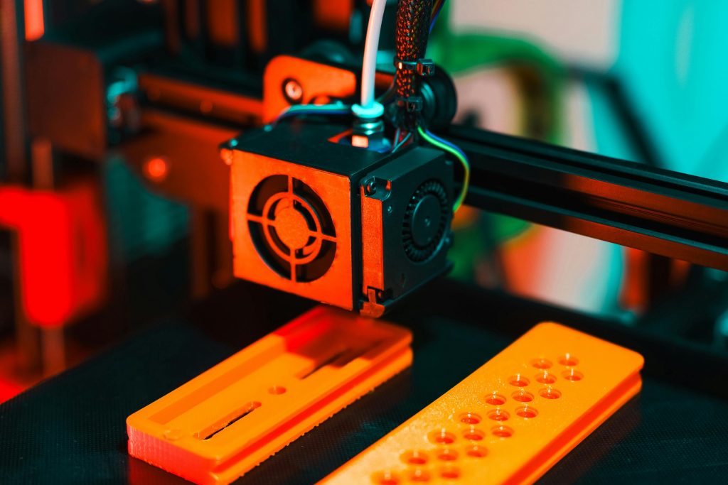 3D 打印机挤出橙色塑料部件